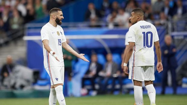 Karim Benzema (Real Madrid) of France and Kylian Mbappe (Paris Saint-Germain) of France talks during the UEFA Nations League League A Group 1 match between France and Croatia at Stade de France on June 13, 2022 in Paris, France. (Photo by Jose Breton/Pics Action/NurPhoto via Getty Images)