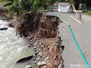 Sungai Lebang di Palopo Meluap-Jalanan Amblas, Warga yang Melintas Terancam