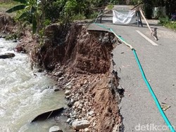 Sungai Lebang di Palopo Meluap-Jalanan Amblas, Warga yang Melintas Terancam