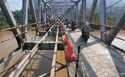 Cerita Warga Tolong Bayi dan Pemotor yang Jatuh di Jembatan Bagbagan