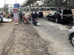 Harap Bersabar! Ruas Jl HR Rasuna Said Jaksel Ini Masih Rusak