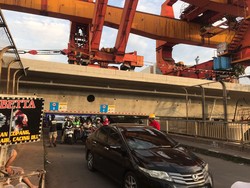 Pengendara di Jembatan yang Diviralkan Hoax Becakayu Ambruk Harus Nunduk