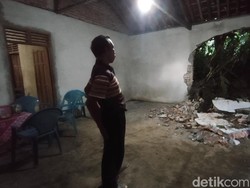 Tebing 20 Meter Longsor, Rusak Rumah Warga di Samigaluh Kulon Progo