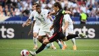 Kroasia mendapat peluang emas mencetak gol dari titik putih ketika laga baru berjalan lima menit. Luka Modric yang maju sebagai eksekutor penalti Kroasia berhasil menunaikan tugasnya dengan sempurna. Kroasia memimpin 1-0. (AFP via Getty Images/FRANCK FIFE)