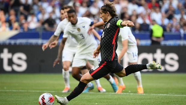 Croatia's midfielder Luka Modric kicks to score his team's first goal on a penalty during the UEFA Nations League - League A Group 1 football match between France and Croatia at the Stade de France in Saint-Denis, on the outskirts of Paris on June 13, 2022. (Photo by Franck FIFE / AFP) (Photo by FRANCK FIFE/AFP via Getty Images)