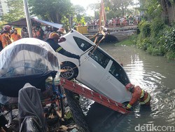 Sigra Tercebur Sungai di Gubeng Saat Ditinggal Pemiliknya Salat