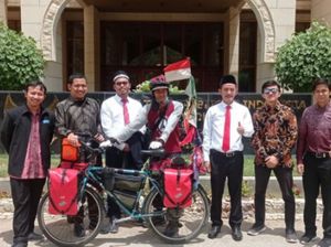 Kisah Fauzan Gowes 6 Bulan demi Berhaji di Tanah Suci Kisah Fauzan Gowes 6 Bulan demi Berhaji di Tanah Suci