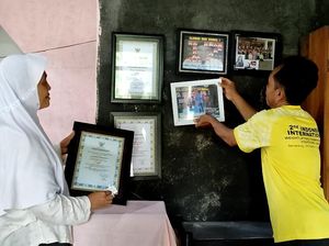 Tangis Bahagia Ortu di Pacitan Saat Luluk Diana Juarai Angkat Besi Dunia Tangis Bahagia Ortu di Pacitan Saat Luluk Diana Juarai Angkat Besi Dunia