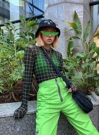 Pakai Outfit Warna Neon ala Fashionista