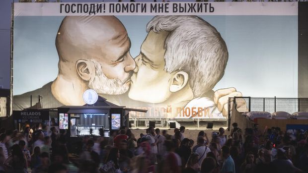 BARCELONA, SPAIN - JUNE 09: View of the mural depicting a kiss between Pep Guardiola and Jose Mourinho during Primavera Sound Festival on June 09, 2022 in Barcelona, Spain. (Photo by Xavi Torrent/WireImage)