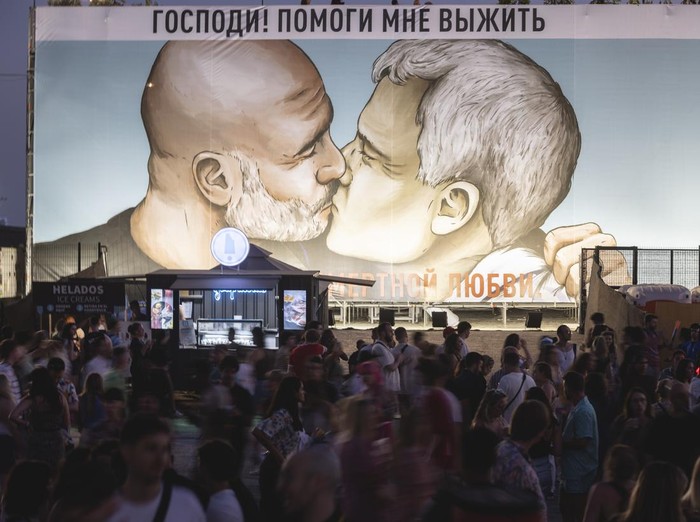 BARCELONA, SPAIN - JUNE 09: View of the mural depicting a kiss between Pep Guardiola and Jose Mourinho during Primavera Sound Festival on June 09, 2022 in Barcelona, Spain. (Photo by Xavi Torrent/WireImage)