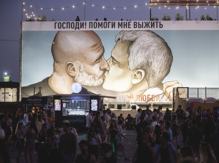 BARCELONA, SPAIN - JUNE 09: View of the mural depicting a kiss between Pep Guardiola and Jose Mourinho during Primavera Sound Festival on June 09, 2022 in Barcelona, Spain. (Photo by Xavi Torrent/WireImage)