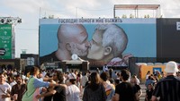Potret mural raksasa Guardiola dan Mourinho berciuman itu terlihat di tengah festival musik Barcelona Primavera Sound 2022. (Foto: Europa Press via Getty Images/Europa Press News)
