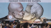 Muralnya berukuran raksasa, sehingga terlihat jelas di tengah kerumunan penonton. (Foto: Xavi Torrent/WireImage)