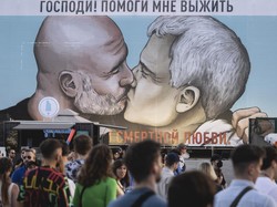 Muralnya berukuran raksasa, sehingga terlihat jelas di tengah kerumunan penonton. (Foto: Xavi Torrent/WireImage)