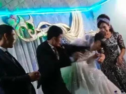 Viral Video Pengantin Pria Pukul Kepala Pasangan Usai Dikalahkan saat Bermain