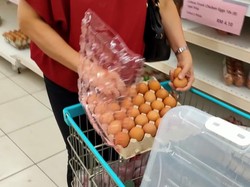 Tukar Telur saat Belanja di Supermarket Wanita Ini Tuai Pro dan Kontra