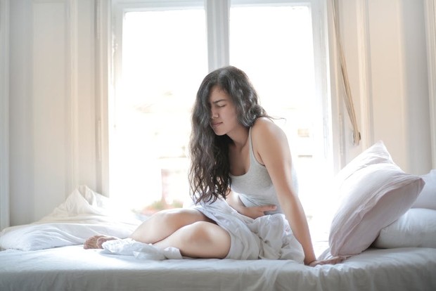 posisi tidur yang tepat untuk membantu mengurangi nyeri haid