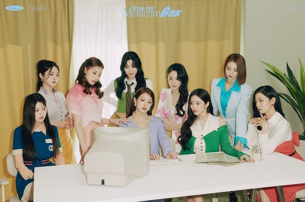 Potret fromis_9 dalam foto konsep album Momento Box