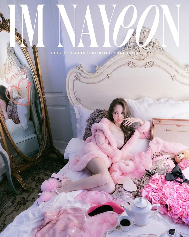 Potret Im Nayeon pada foto konsep album debut