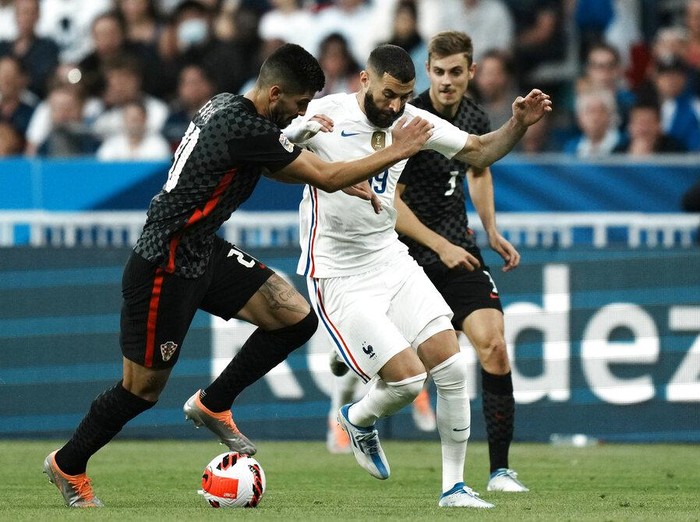 Prancis Dikalahkan Kroasia, Terbenam di Dasar Klasemen France's Kylian Mbappe, right, reacts during the UEFA Nations League soccer match between France and Croatia at the Stade de France in Saint Denis near Paris, Monday, June 13, 2022. (AP Photo/Thibault Camus)