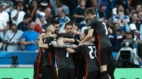 Luka Modric merayakan dengan rekan satu timnya setelah mencetak gol pembuka timnya.