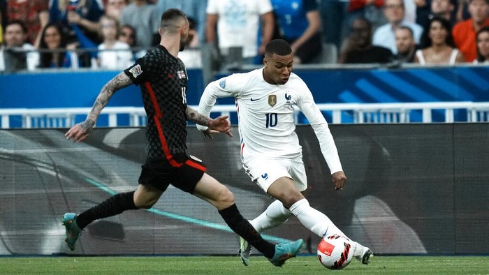 Prancis Dikalahkan Kroasia, Terbenam di Dasar Klasemen France's Kylian Mbappe, right, reacts during the UEFA Nations League soccer match between France and Croatia at the Stade de France in Saint Denis near Paris, Monday, June 13, 2022. (AP Photo/Thibault Camus)