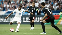 Tim tuan rumah terus menggempur lini belakang Kroasia demi mencetak gol penyeimbang, tapi tidak ada hasil diraih hingga turun minum. Babak pertama ditutup dengan keunggulan Kroasia 1-0.