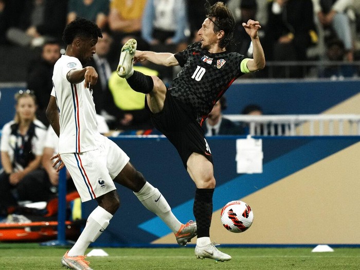 Prancis Dikalahkan Kroasia, Terbenam di Dasar Klasemen France's Kylian Mbappe, right, reacts during the UEFA Nations League soccer match between France and Croatia at the Stade de France in Saint Denis near Paris, Monday, June 13, 2022. (AP Photo/Thibault Camus)