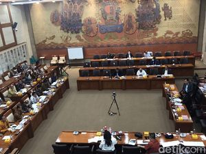 Bos Telkomsel Ungkap Alasan Investasi ke GoTo di Depan DPR