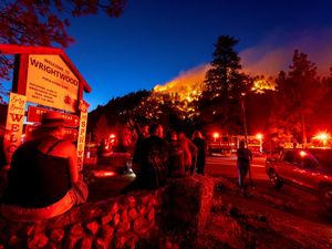 Saat Kebakaran Hutan di California Jadi Tontonan Warga