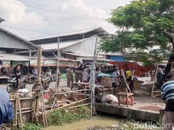 Satpol PP Bongkar Bangunan Liar di Atas Irigasi Pasar Kranggot Cilegon