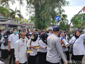 Bakal Diberhentikan, Honorer Ciamis Ungkap Keresahan Lewat Aksi Damai
