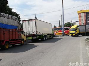 Truk-Bus Masih Melintas di Simpang Joglo Solo, Jalan Ki Mangun Sarkoro Macet Truk-Bus Masih Melintas di Simpang Joglo Solo, Jalan Ki Mangun Sarkoro Macet