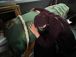 Menyentuh, Momen Zara Peluk Peti Eril Hingga Tertidur Menyentuh, Momen Zara Peluk Peti Eril Hingga Tertidur