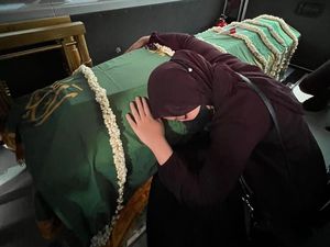 Pelukan Terakhir ke Peti Jenazah Eril, Zara: Anugerah Terindah Jadi Adikmu Pelukan Terakhir ke Peti Jenazah Eril, Zara: Anugerah Terindah Jadi Adikmu