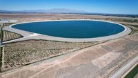 Penampakan Waduk Buatan di Tengah Gurun Gobi yang Kering