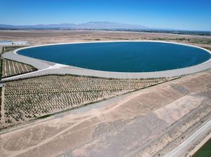 Penampakan Waduk Buatan di Tengah Gurun Gobi yang Kering