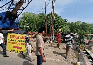 Renovasi Jembatan Bagbagan Sukabumi Didemo Warga Renovasi Jembatan Bagbagan Sukabumi Didemo Warga