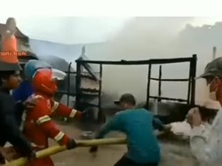 Viral Selang Damkar Direbut Warga Saat Padamkan Api di Samarinda
