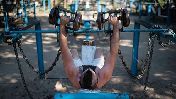 Warga Ukraina Latih Kekuatan di Gym Besi Tua