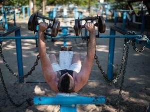 Warga Ukraina Latih Kekuatan di Gym Besi Tua Warga Ukraina Latih Kekuatan di Gym Besi Tua
