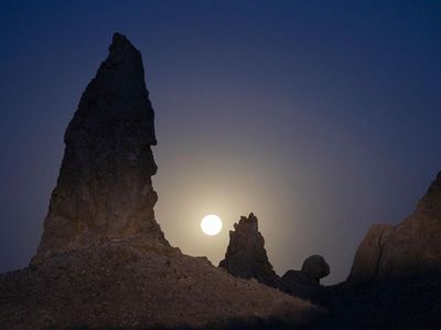 Lansekap Purnama Stroberi dari Gurun Mojave AS, Mengagumkan!