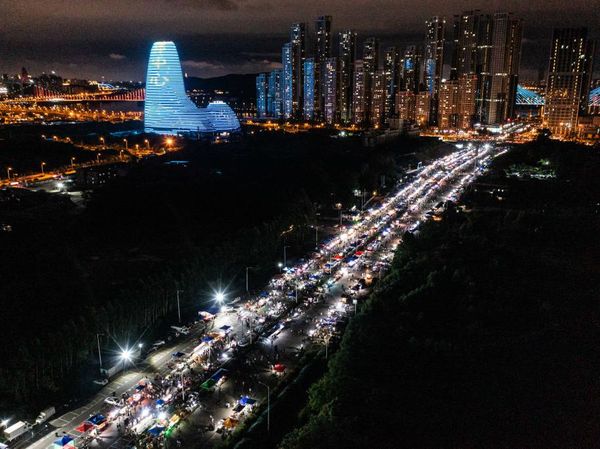 Menyusuri Jalan Cahaya di Pasar Malam Nanning China
