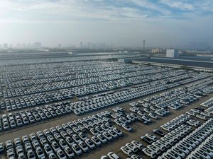 Penampakan Parkiran Mobil di China yang Tampung Ratusan Mobil Penampakan Parkiran Mobil di China yang Tampung Ratusan Mobil
