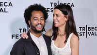 Foto: Senyum Bahagia Katie Holmes Ditemani Kekasih Berondong di Red Carpet