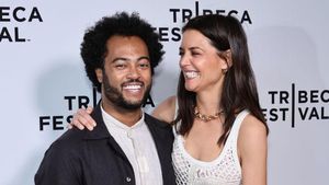 Foto: Senyum Bahagia Katie Holmes Ditemani Kekasih Berondong di Red Carpet