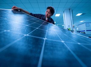 Intip Pembuatan Panel Surya Made in China