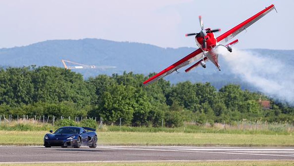 Detik-detik Mobil Listrik Kroasia Kalahkan Pesawat Akrobatik