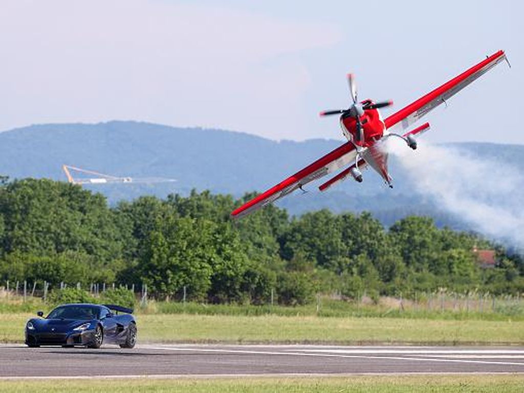 Detik-detik Mobil Listrik Kroasia Kalahkan Pesawat Akrobatik
